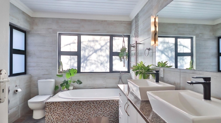 5 Bedroom Property for Sale in Bergsig Western Cape